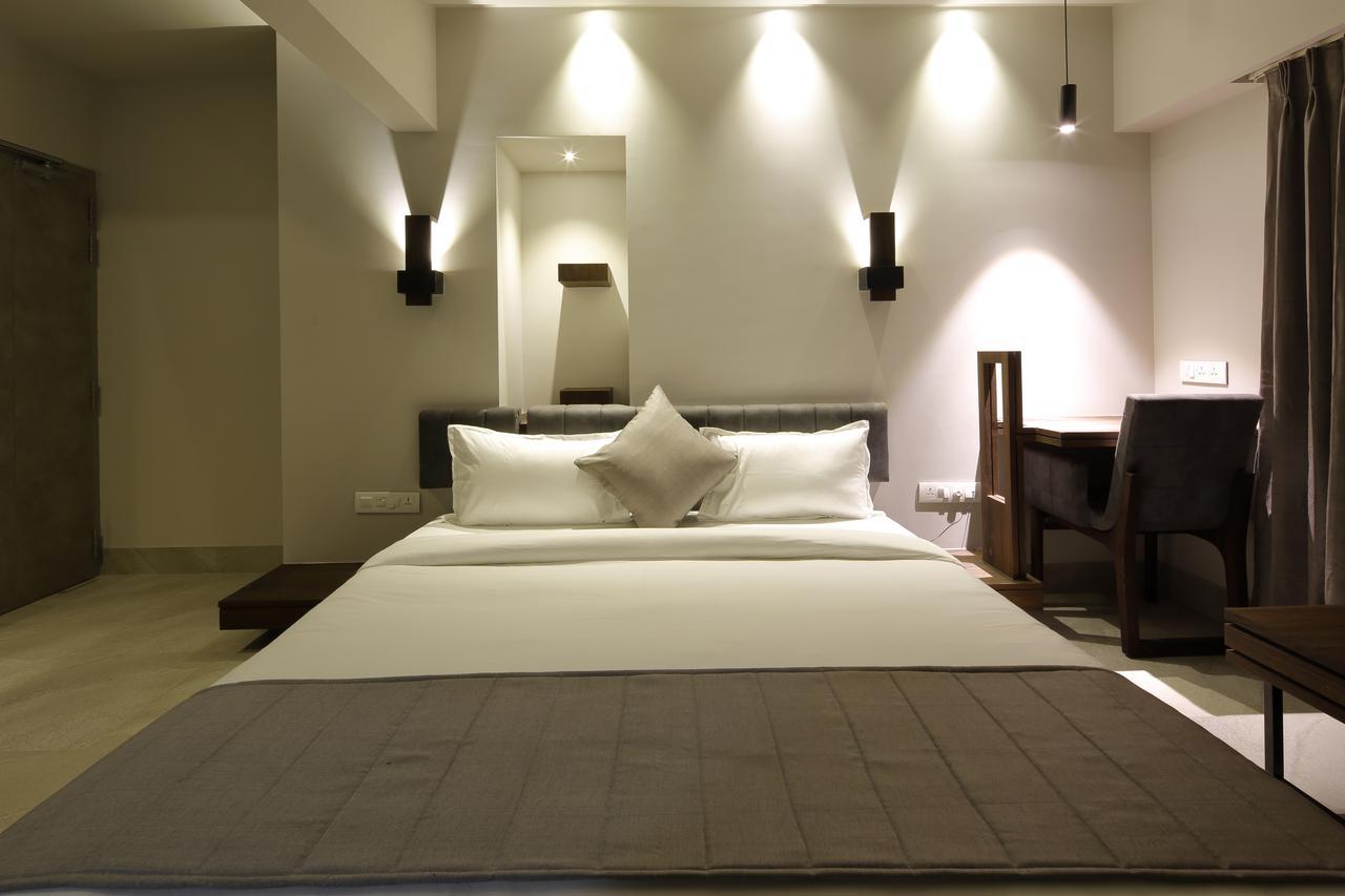 Hotel Carrefour Ахмедабад Экстерьер фото