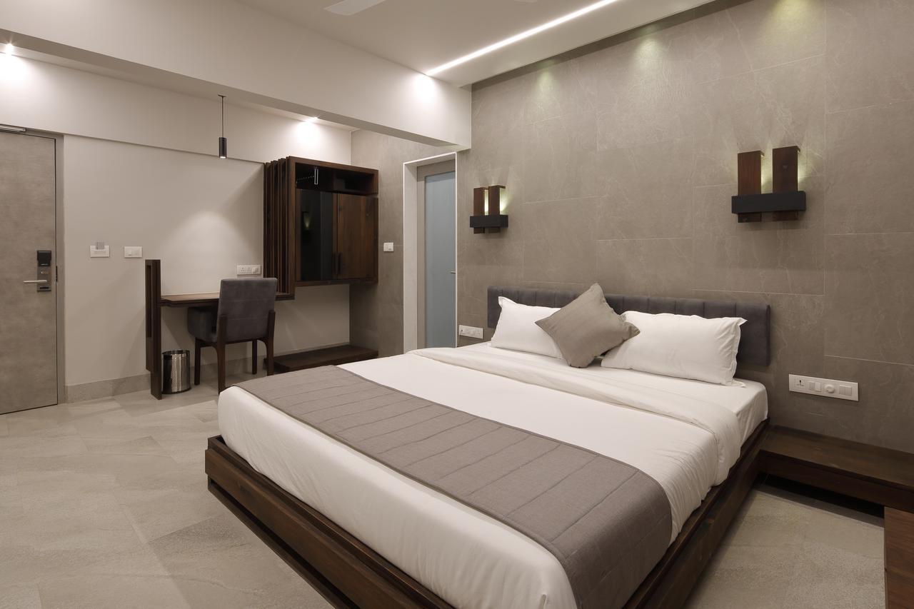 Hotel Carrefour Ахмедабад Экстерьер фото
