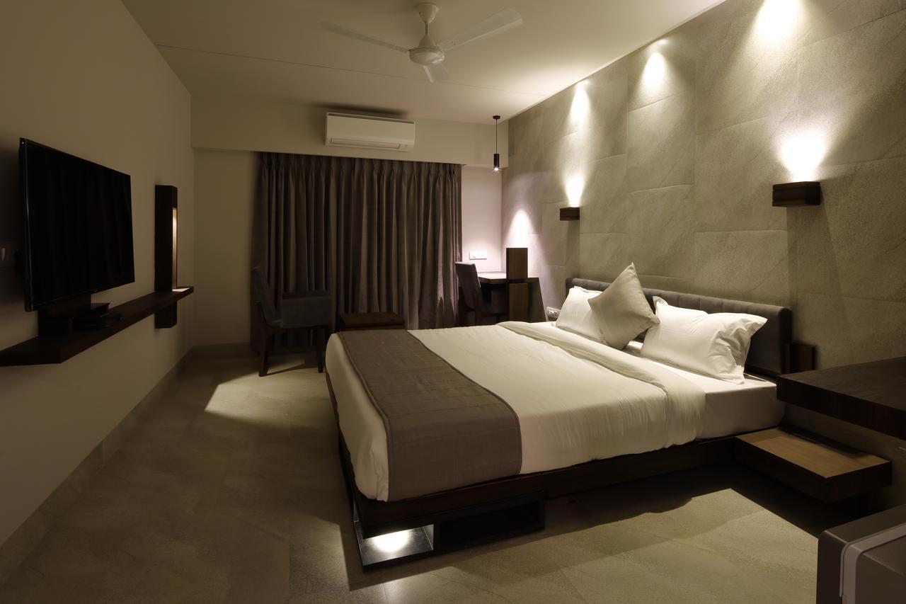 Hotel Carrefour Ахмедабад Экстерьер фото