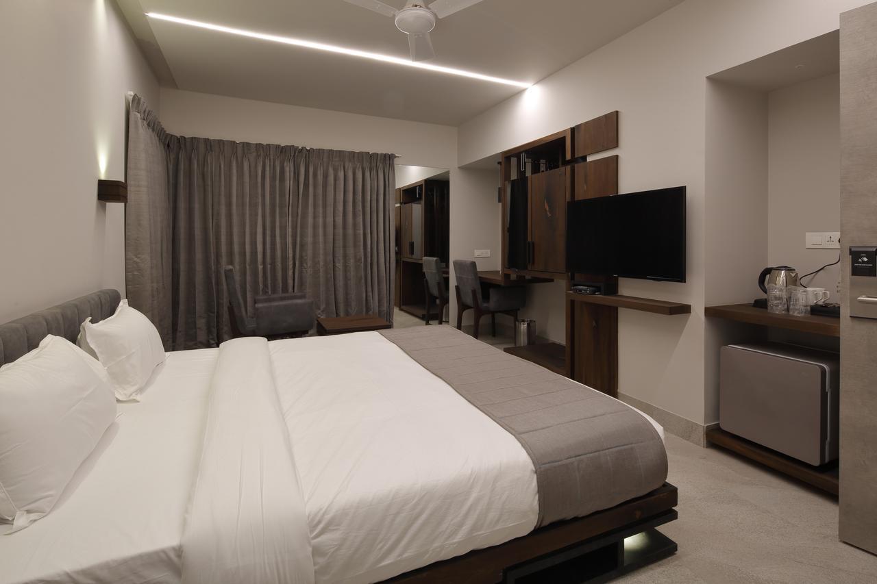 Hotel Carrefour Ахмедабад Экстерьер фото