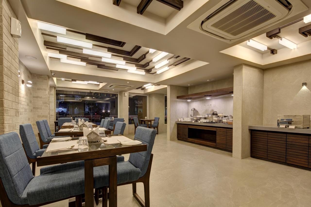 Hotel Carrefour Ахмедабад Экстерьер фото
